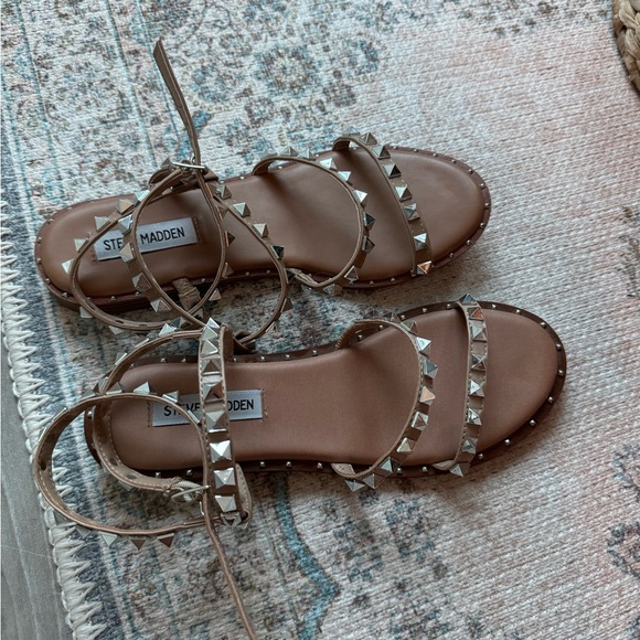 Women’s Steve Madden Travel Tan studded sandals size 7.5 GUC! - Picture 8 of 10